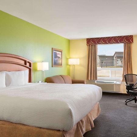 Days Inn & Suites By Wyndham Thompson Esterno foto