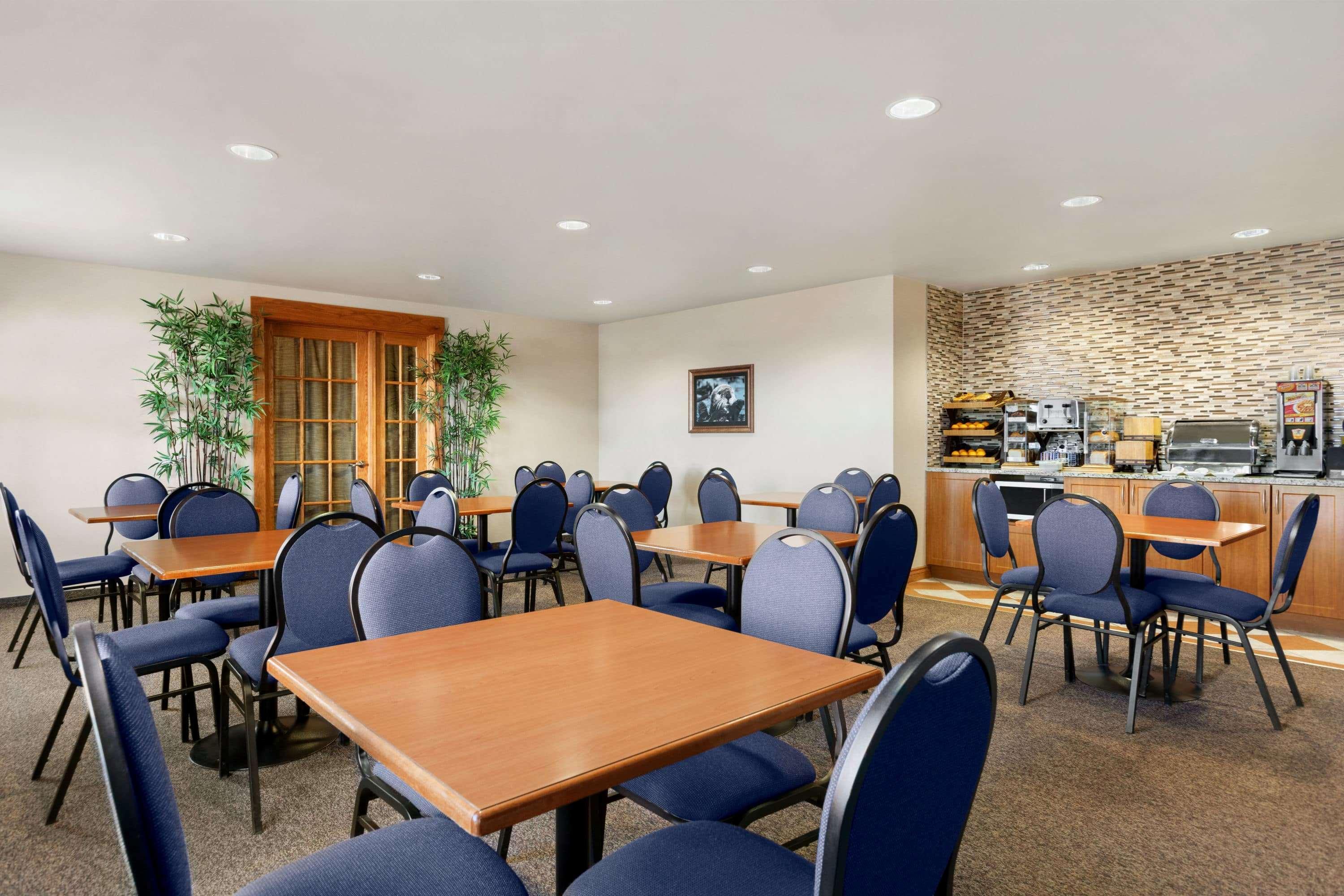 Days Inn & Suites By Wyndham Thompson Esterno foto