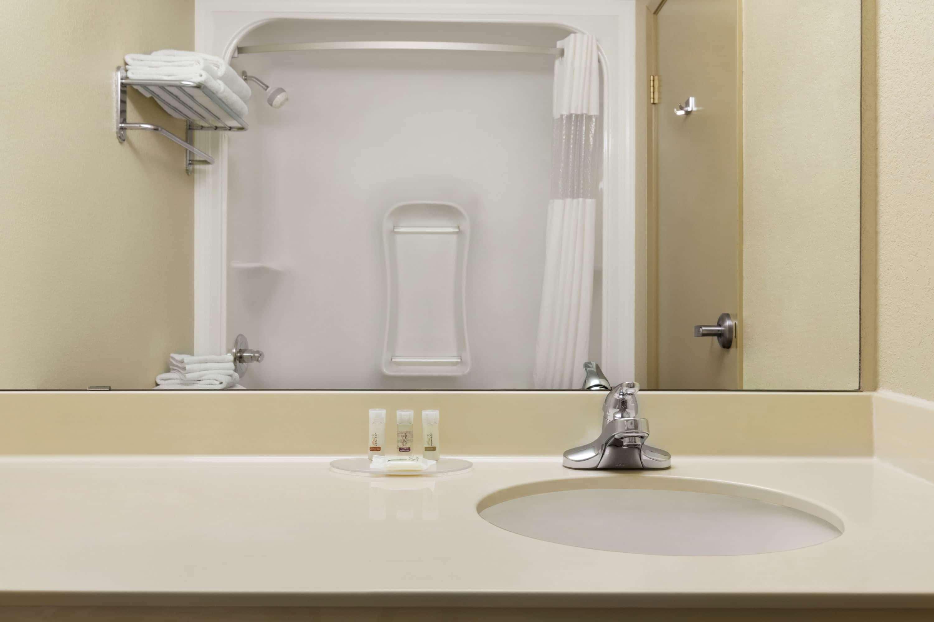 Days Inn & Suites By Wyndham Thompson Esterno foto