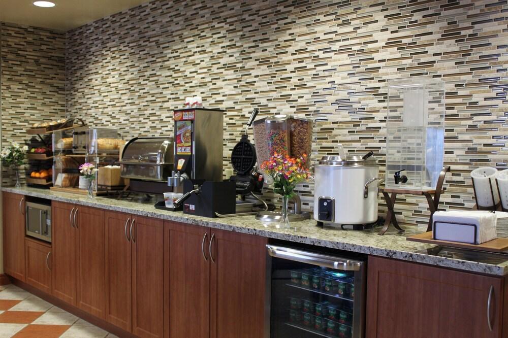 Days Inn & Suites By Wyndham Thompson Esterno foto
